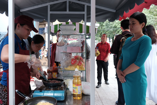 Phố hàng rong đầu tiên ở Sài Gòn khai trương, dân văn phòng rủ nhau xếp hàng mua đồ ăn trưa - Ảnh 3.