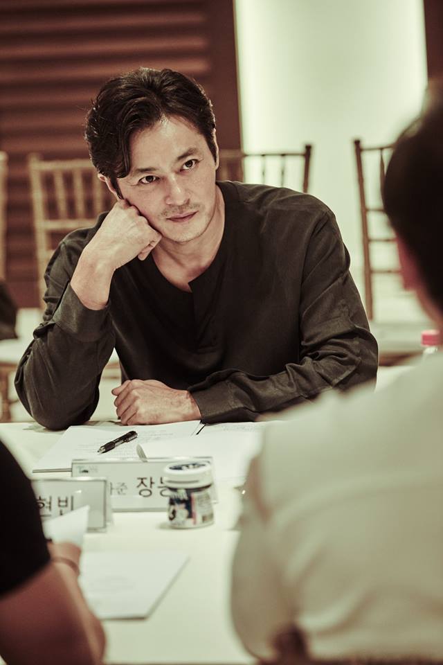 Hyun Bin tái xuất đầy bụi bặm trong phim điện ảnh mới cùng Jang Dong Gun - Ảnh 3.
