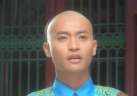 Nhĩ Thái Hoàn Châu Cách Cách thành thảm họa khi mặc áo xuyên thấu, nhuộm tóc xanh - Ảnh 2.