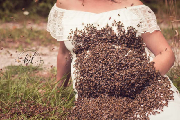 Bộ ảnh mang bầu khiến người xem sởn gai ốc: 20,000 con ong vây quanh cơ thể người mẹ - Ảnh 2.