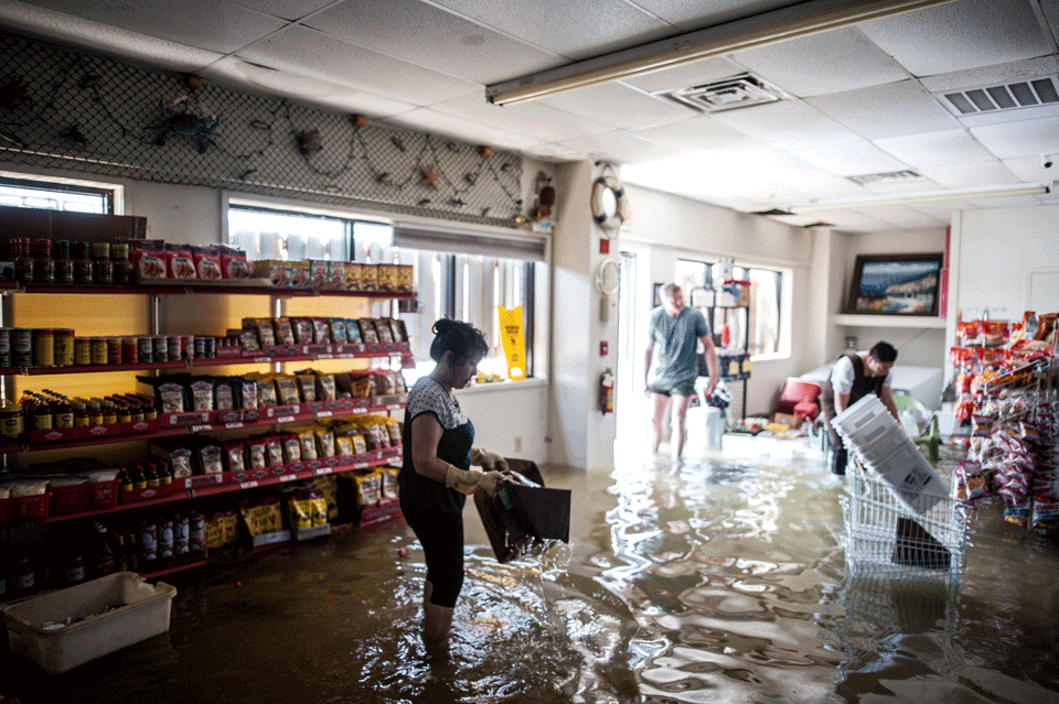 Cảm phục ý chí của người phụ nữ Việt sau cơn bão Harvey, tát nước liên tục 3 ngày liền để cứu cửa hàng - Ảnh 3.