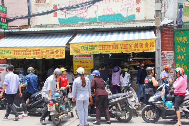 Rằm tháng 7: Phố cổ Hà Nội mù mịt hóa vàng mã, Sài Gòn chen nhau mua cơm chay, đi lễ chùa - Ảnh 14.