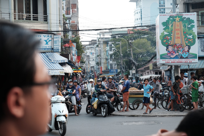 Biển người giành chen lấn, giành giật, dùng vợt tự chế cướp cô hồn ngày rằm tháng bảy - Ảnh 7.