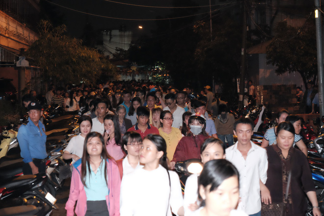 Mặc mưa lớn, hàng trăm người Sài Gòn rủ nhau đi thả hoa đăng nửa đêm mùa Vu Lan báo hiếu - Ảnh 2.