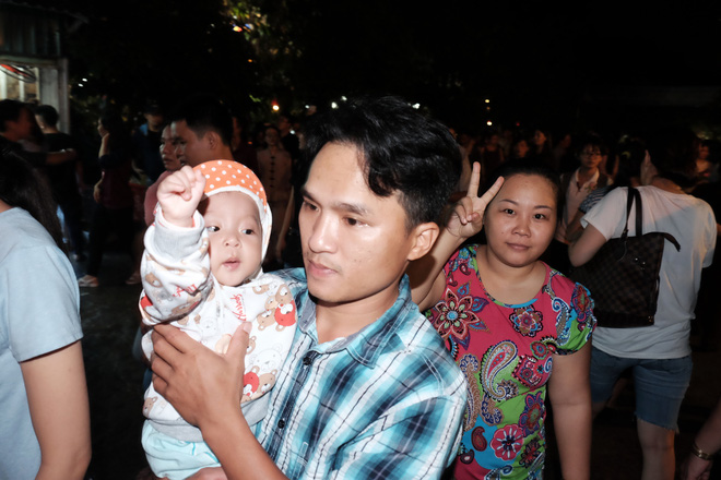 Mặc mưa lớn, hàng trăm người Sài Gòn rủ nhau đi thả hoa đăng nửa đêm mùa Vu Lan báo hiếu - Ảnh 3.