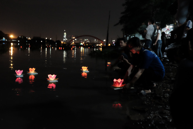 Mặc mưa lớn, hàng trăm người Sài Gòn rủ nhau đi thả hoa đăng nửa đêm mùa Vu Lan báo hiếu - Ảnh 13.