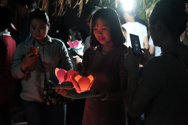 Mặc mưa lớn, hàng trăm người Sài Gòn rủ nhau đi thả hoa đăng nửa đêm mùa Vu Lan báo hiếu - Ảnh 14.