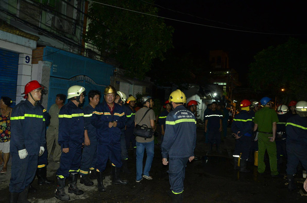 Giải cứu 7 người mắc kẹt trong ngôi nhà bốc cháy lúc rạng sáng ở Sài Gòn - Ảnh 2.