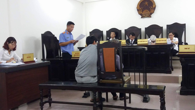Cụ ông 79 tuổi hiếp dâm bé gái 3 tuổi ở Hà Nội nhận mức án 8 năm tù, bồi thường 33 triệu đồng - Ảnh 6.