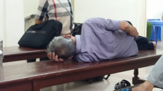 Cụ ông 79 tuổi hiếp dâm bé gái 3 tuổi ở Hà Nội nhận mức án 8 năm tù, bồi thường 33 triệu đồng - Ảnh 1.