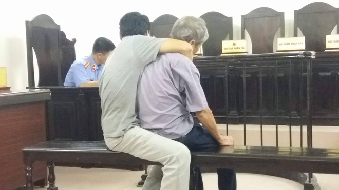 Cụ ông 79 tuổi hiếp dâm bé gái 3 tuổi ở Hà Nội nhận mức án 8 năm tù, bồi thường 33 triệu đồng - Ảnh 4.