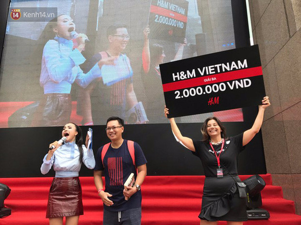 H&M Việt Nam đã chính thức mở cửa: Đông tới nỗi bên ngoài kẹt cứng, bên trong loạn lạc - Ảnh 11.