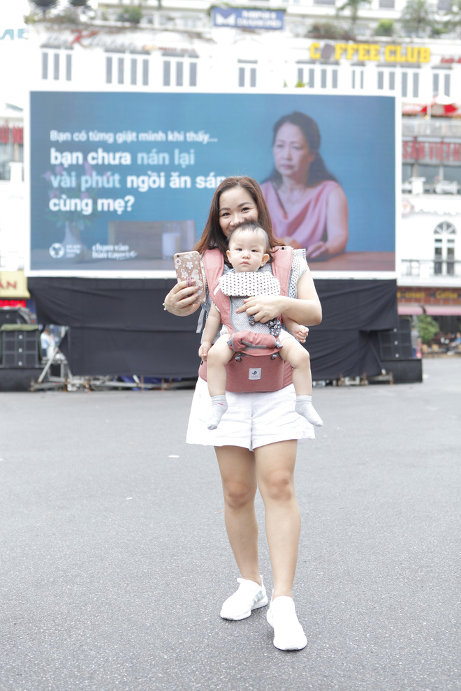 Người Hà Nội rưng rưng trước màn hình billboard có câu hỏi: Đã bao lâu bạn chưa chạm vào bàn tay mẹ? - Ảnh 6.