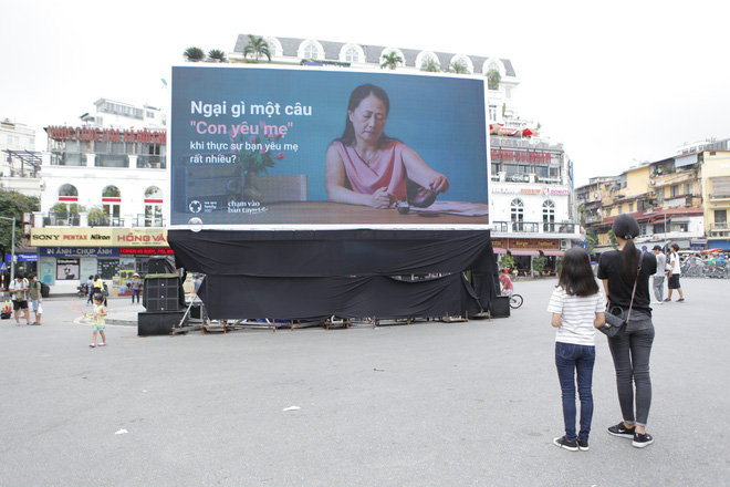 Có gì trên màn billboard khổng lồ mấy ngày nay khiến nhiều người ở phố đi bộ Hồ Gươm rơi nước mắt? - Ảnh 2.