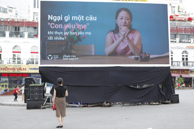 Có gì trên màn billboard khổng lồ mấy ngày nay khiến nhiều người ở phố đi bộ Hồ Gươm rơi nước mắt? - Ảnh 3.