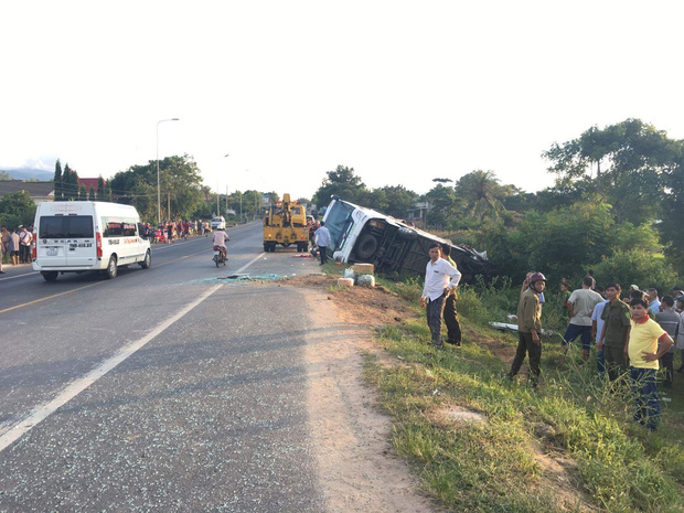 Người dân Bình Thuận nỗ lực cứu sống những nạn nhân mắc kẹt sau vụ tai nạn xe khách - Ảnh 1.