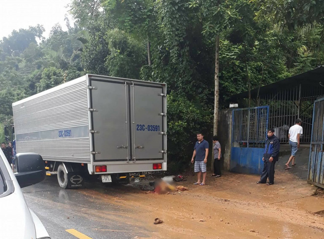 Hà Giang: Thương tâm bố bị xe cán tử vong do con chở phía sau dừng đột ngột - Ảnh 1.