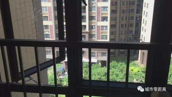 Bà vừa quay lại xách túi rác, cháu gái 2 tuổi ngã từ lan can tầng 9 xuống tử vong - Ảnh 1.