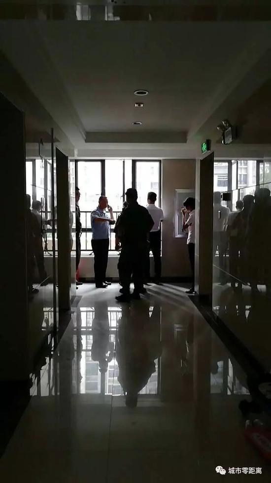 Bà vừa quay lại xách túi rác, cháu gái 2 tuổi ngã từ lan can tầng 9 xuống tử vong - Ảnh 2.