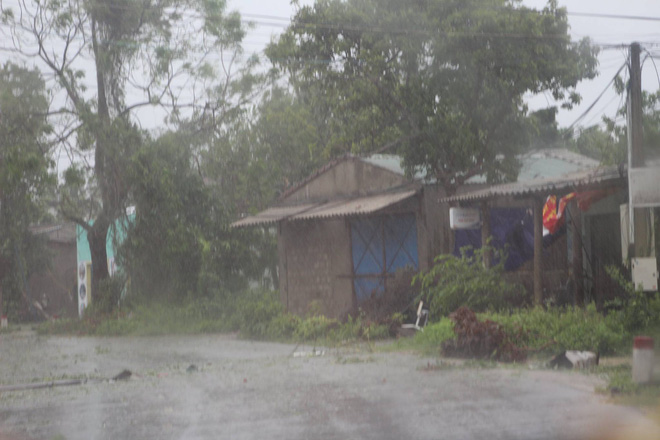 7 người thương vong ở Quảng Bình, 2 tàu chìm ở Quảng Ninh, Nghệ An - Hà Tĩnh tan hoang sau bão - Ảnh 33.