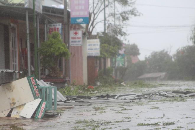 7 người thương vong ở Quảng Bình, 2 tàu chìm ở Quảng Ninh, Nghệ An - Hà Tĩnh tan hoang sau bão - Ảnh 34.