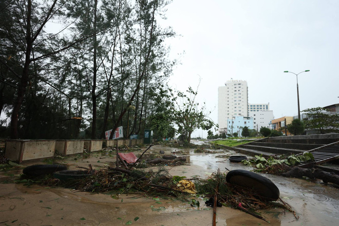 7 người thương vong ở Quảng Bình, 2 tàu chìm ở Quảng Ninh, Nghệ An - Hà Tĩnh tan hoang sau bão - Ảnh 21.