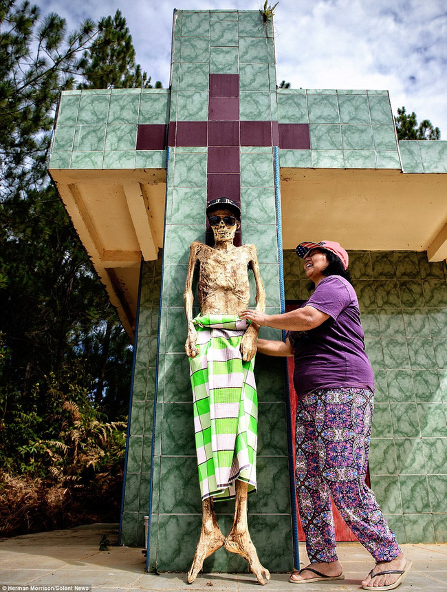 Đào mộ, thay áo mới cho xác chết: Đây chính là một tập tục rùng rợn nhất tại Indonesia - Ảnh 3.