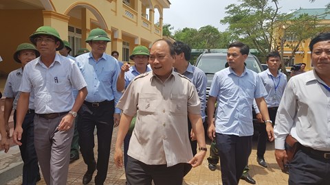Thủ tướng yêu cầu Nghệ An sớm khắc phục hậu quả sau cơn bão số 10 - Ảnh 1.