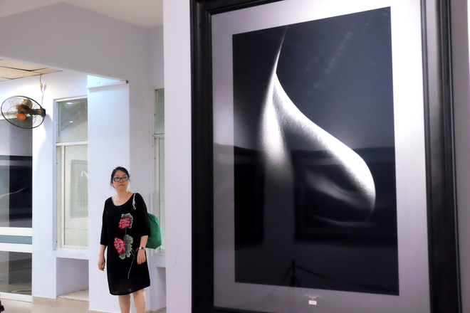 Nhiều cặp đôi Sài Gòn đến “rửa mắt” tại triển lãm ảnh nude đầu tiên ở Việt Nam: Thích thú nhưng… chưa đã - Ảnh 8.