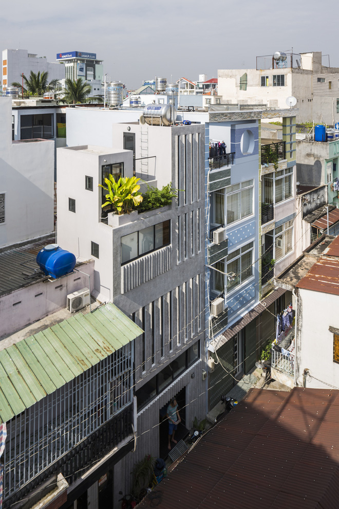 Ngôi nhà 18m² trong hẻm nhỏ vạn người mê của cặp vợ chồng trẻ ở Sài Gòn - Ảnh 1.