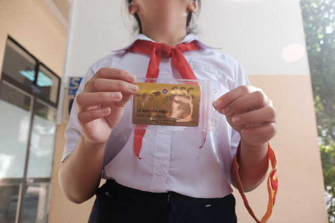 Sài Gòn có trường cấp hai đầu tiên điểm danh bằng quẹt thẻ: Phụ huynh bất ngờ, học sinh thích thú - Ảnh 7.
