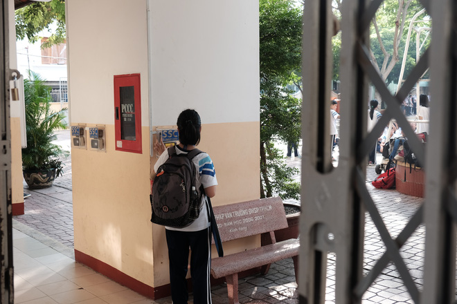 Sài Gòn có trường cấp hai đầu tiên điểm danh bằng quẹt thẻ: Phụ huynh bất ngờ, học sinh thích thú - Ảnh 9.