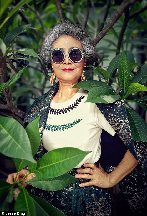 Cụ bà 73 tuổi chất như fashionista, lái mô tô, cưỡi ngựa trên Tây Tạng, nhiều người trẻ tuổi còn thua xa - Ảnh 9. Cụ bà 73 tuổi chất như fashionista, lái mô tô, cưỡi ngựa trên Tây Tạng, nhiều người trẻ tuổi còn thua xa - Ảnh 9.