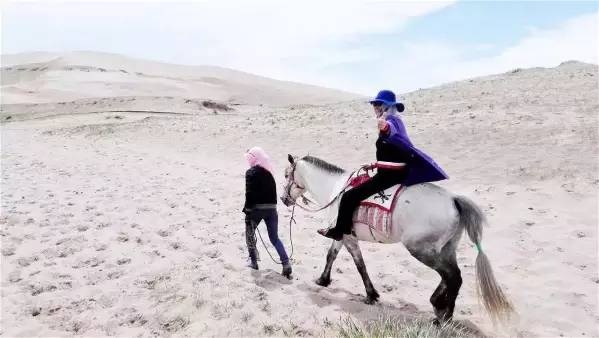 Cụ bà 73 tuổi chất như fashionista, lái mô tô, cưỡi ngựa trên Tây Tạng, nhiều người trẻ tuổi còn thua xa - Ảnh 6.
