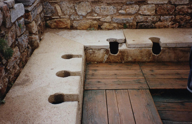 Chuyện đi vệ sinh của thời La Mã cổ đại: có nhiều chi tiết thú vị mà chúng ta không hề biết - Ảnh 1.