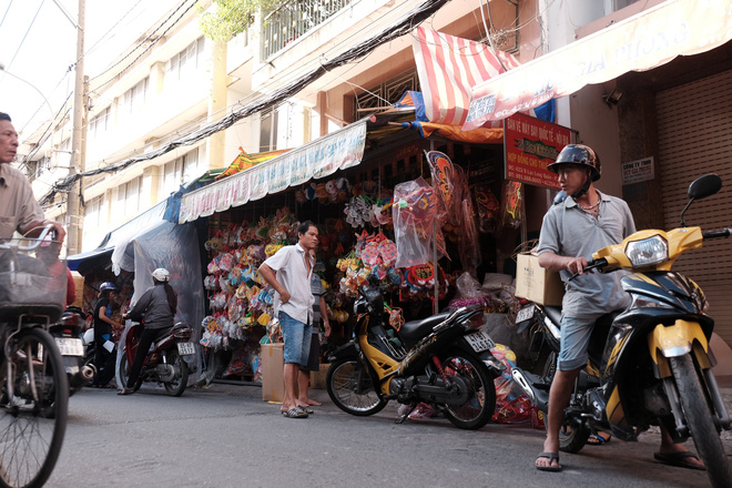 Xóm lồng đèn xưa nhất Sài Gòn vào mùa, bán hàng ngàn chiếc cho khách dịp Trung thu - Ảnh 2.