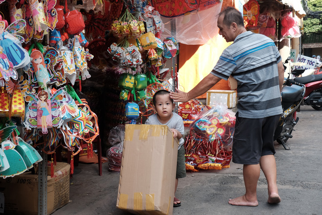 Xóm lồng đèn xưa nhất Sài Gòn vào mùa, bán hàng ngàn chiếc cho khách dịp Trung thu - Ảnh 5.