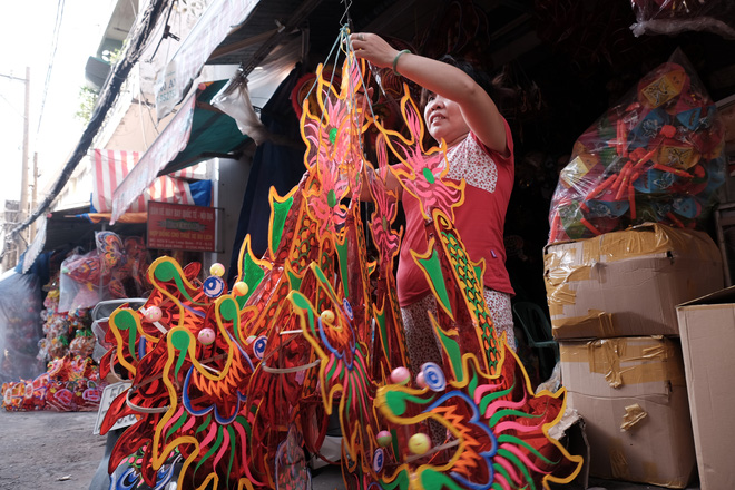 Xóm lồng đèn xưa nhất Sài Gòn vào mùa, bán hàng ngàn chiếc cho khách dịp Trung thu - Ảnh 8.