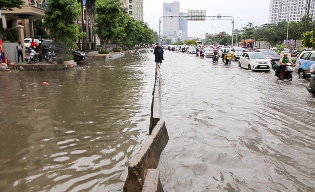 Cận cảnh quái vật thông minh ở Sài Gòn có thể hút sạch nước trên đường ngập chỉ sau 15 phút - Ảnh 1.