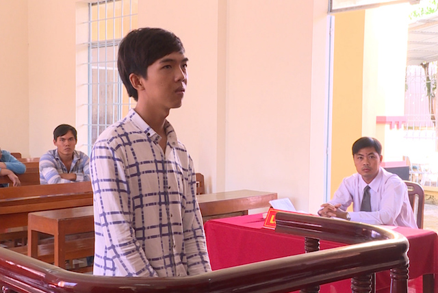 Rủ bạn gái lớp 8 đi chơi qua đêm, lãnh 12 tháng tù - Ảnh 1. Rủ bạn gái lớp 8 đi chơi qua đêm, lãnh 12 tháng tù - Ảnh 1.