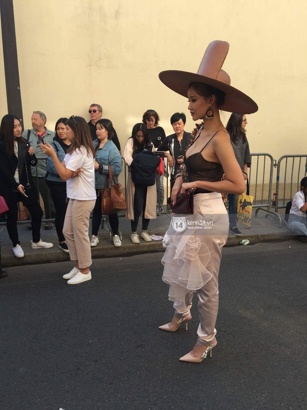 Vừa đấu khẩu chán chê với Tâm Tít xong, Maya đã mặc cực dị xuất hiện tại Paris Fashion Week - Ảnh 2.