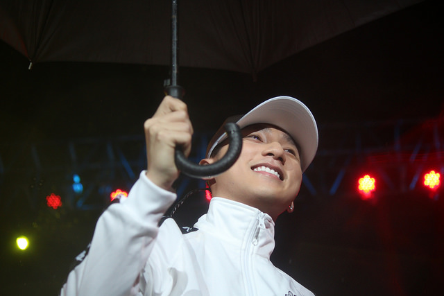 Sơn Tùng - Tóc Tiên đội mưa lớn, hào hứng nhảy cùng hàng ngàn khán giả - Ảnh 3.
