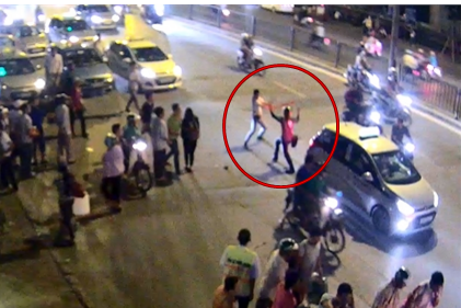 Clip: Tài xế taxi, GrabBike cầm dao và mã tấu đuổi chém nhau giữa đường phố Hà Nội - Ảnh 2.