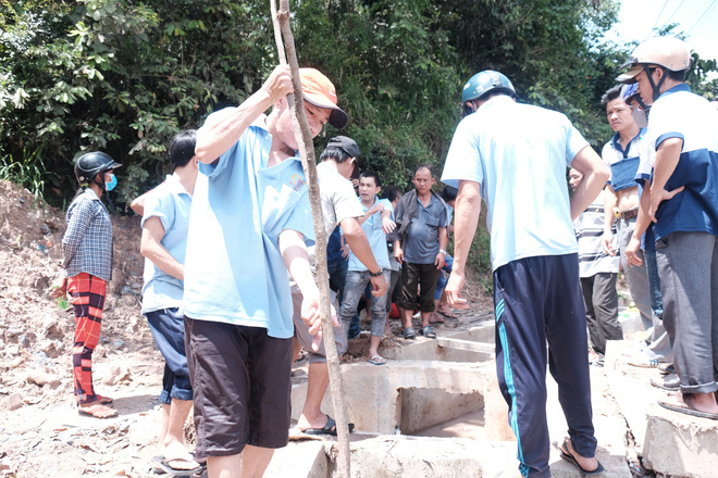 Mẹ nấc nghẹn cầm chiếc lồng đèn vừa mua cho con trai bị rớt cống mất tích ở Đồng Nai - Ảnh 9.