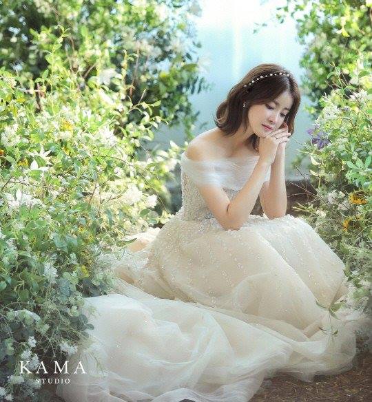 Người đẹp Vườn sao băng Lee Si Young khoe ảnh cưới đẹp lung linh trước hôn lễ - Ảnh 3.