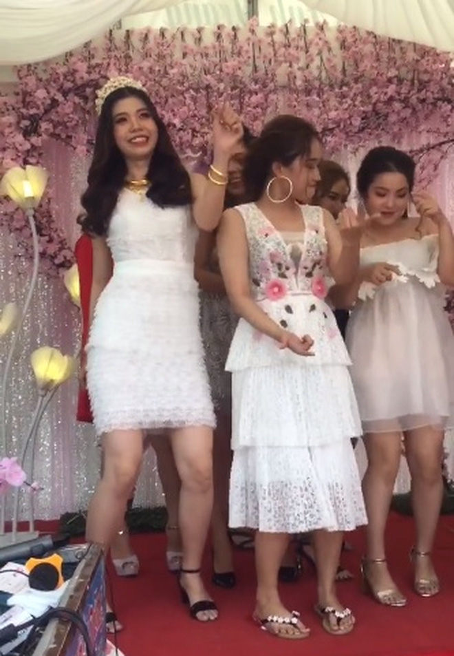 Clip: Cô dâu 19 tuổi, mặc váy ngắn nhảy cực sung với hội chị em bạn dì trong đám cưới - Ảnh 2.