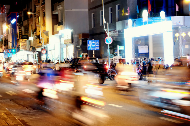 Giữ xe phố lồng đèn Sài Gòn hốt bạc triệu mỗi ngày, tận dụng luôn trẻ con ra bắt khách - Ảnh 5.
