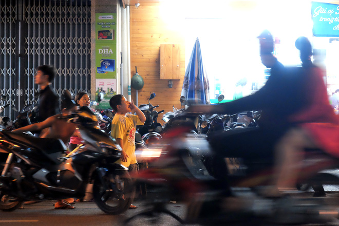 Giữ xe phố lồng đèn Sài Gòn hốt bạc triệu mỗi ngày, tận dụng luôn trẻ con ra bắt khách - Ảnh 12.