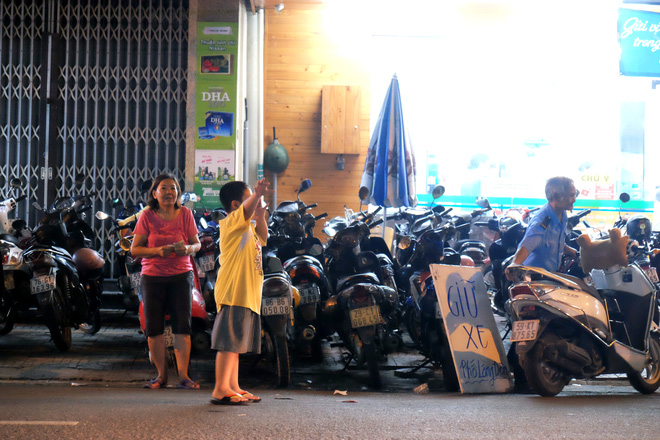 Giữ xe phố lồng đèn Sài Gòn hốt bạc triệu mỗi ngày, tận dụng luôn trẻ con ra bắt khách - Ảnh 11.