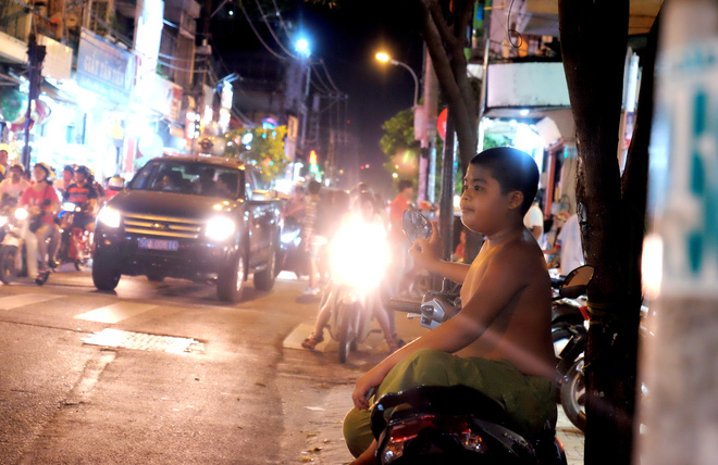 Giữ xe phố lồng đèn Sài Gòn hốt bạc triệu mỗi ngày, tận dụng luôn trẻ con ra bắt khách - Ảnh 13.